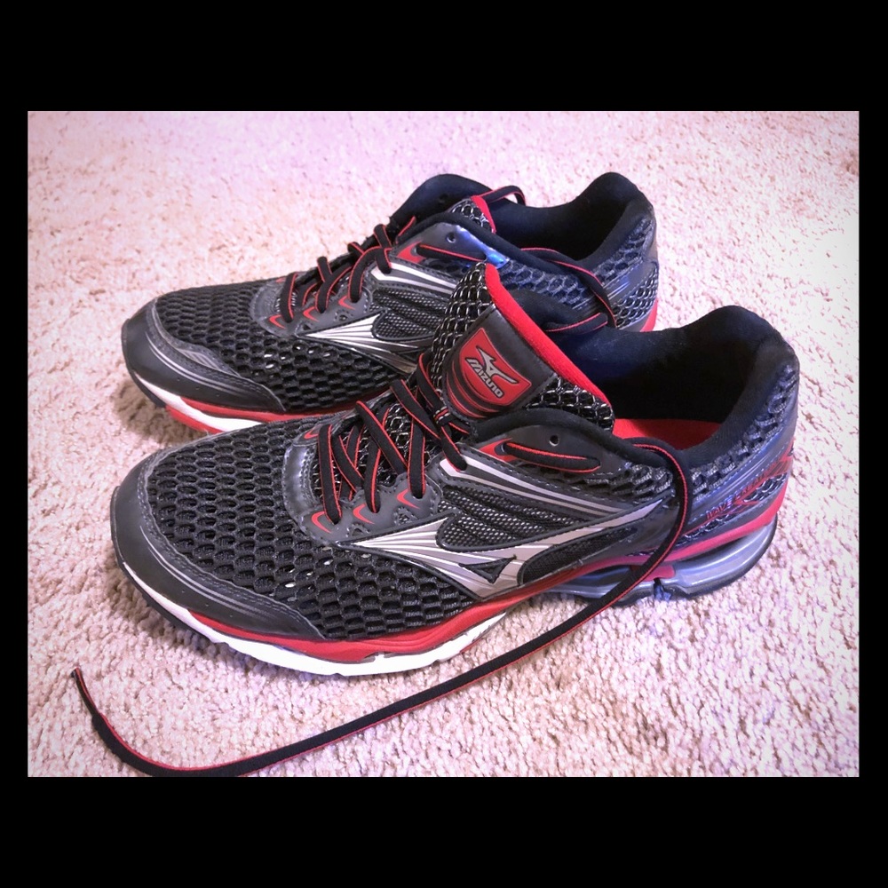 Men’s Mizuno Wave Creation 18, black/red, size 9.5